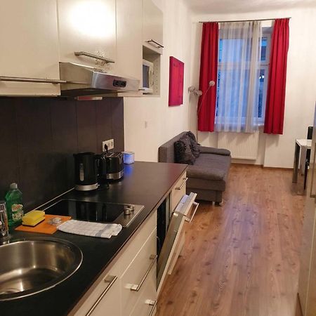 Vibrant Red Apartment I Contactless Check-In Wina Bagian luar foto