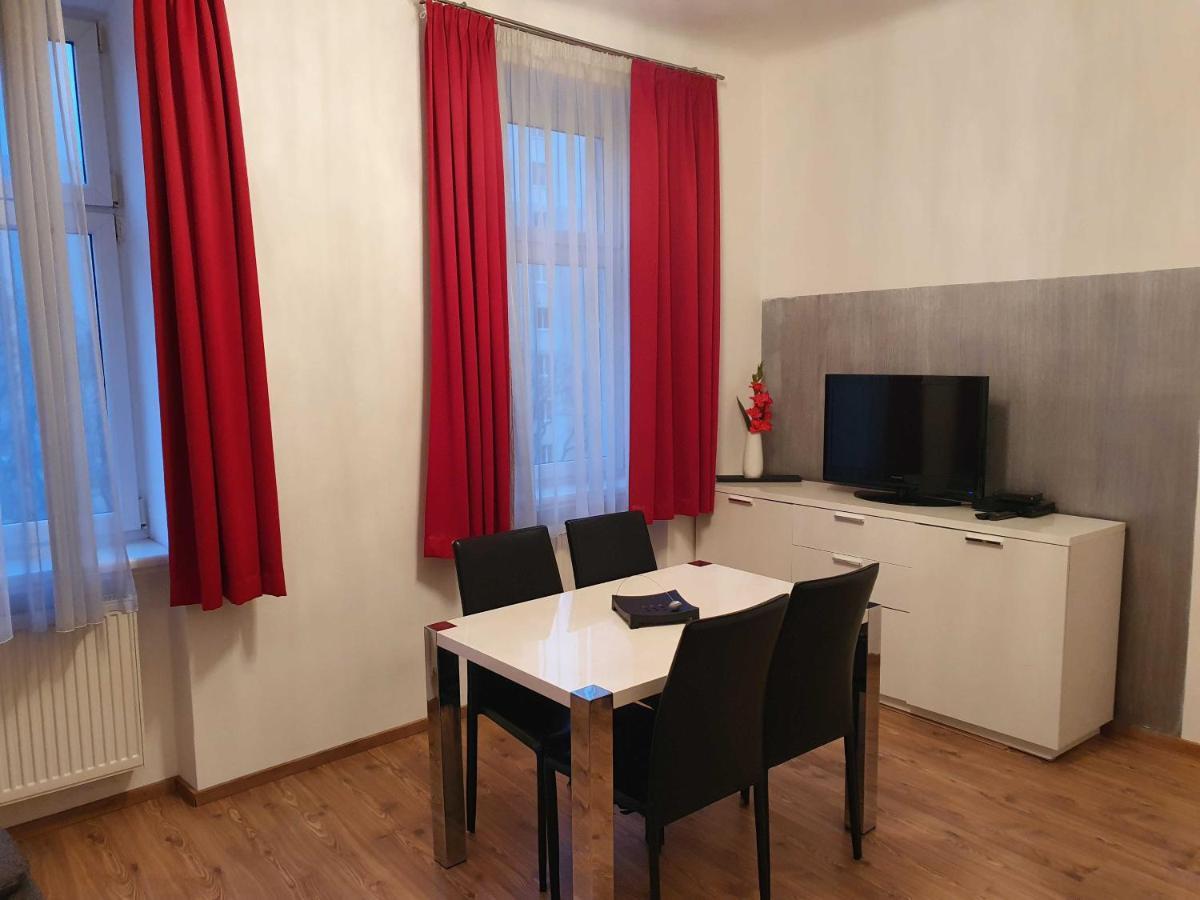 Vibrant Red Apartment I Contactless Check-In Wina Bagian luar foto