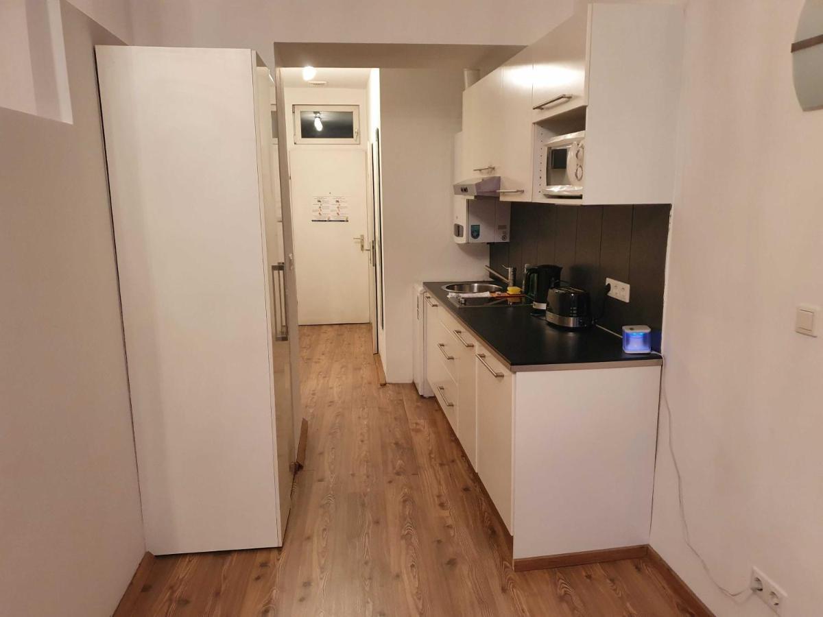 Vibrant Red Apartment I Contactless Check-In Wina Bagian luar foto