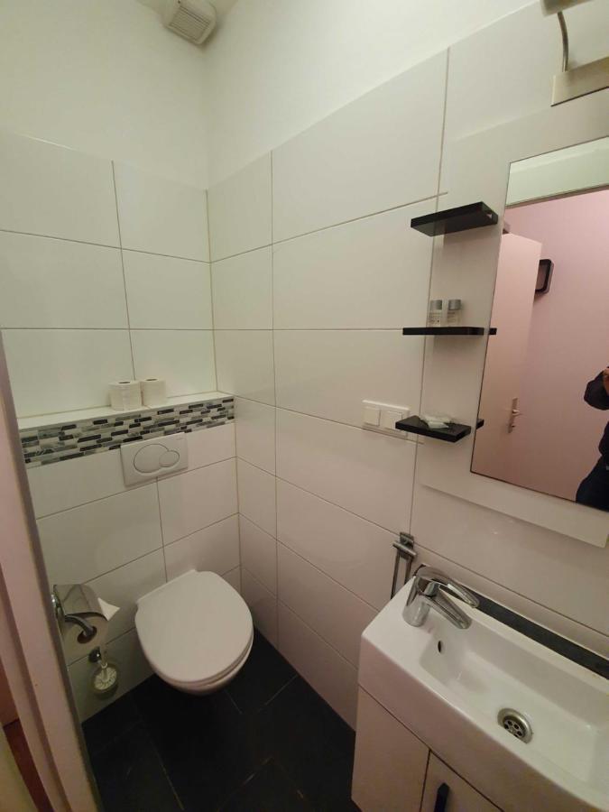 Vibrant Red Apartment I Contactless Check-In Wina Bagian luar foto