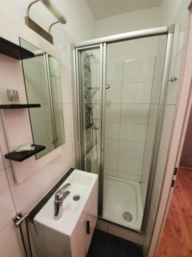 Vibrant Red Apartment I Contactless Check-In Wina Bagian luar foto